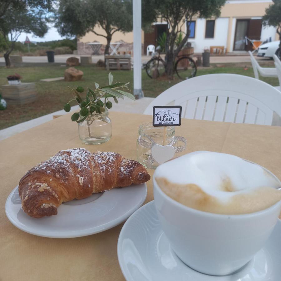 B&B Gli Ulivi SantʼAnna Arresi Buitenkant foto